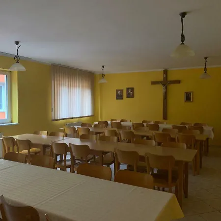 Dom Pielgrzyma Schr Хостел *
