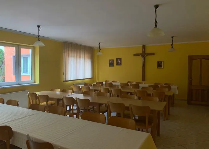 Dom Pielgrzyma Schr Hostel *